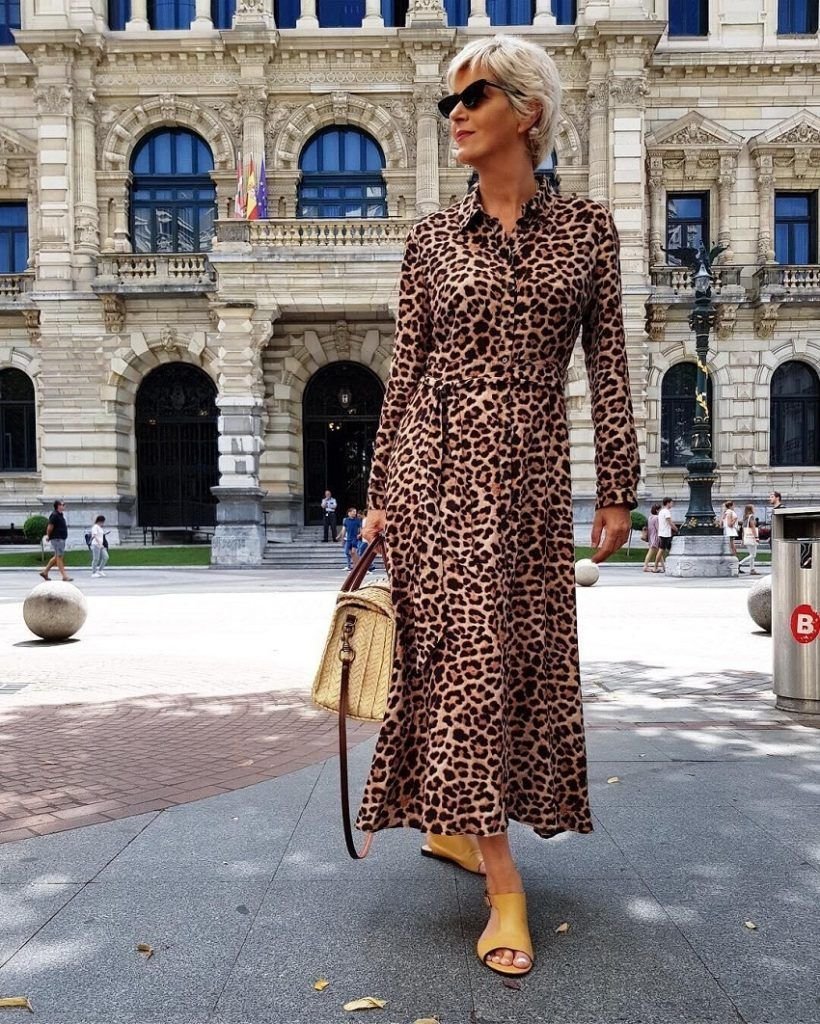 Модное леопардовое платье на женщине 50 лет