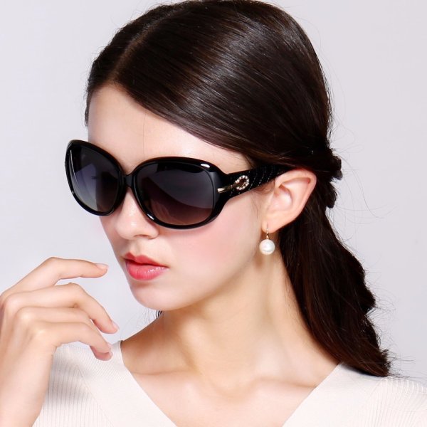Классические солнцезащитные очки женские