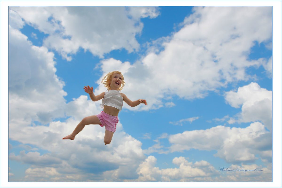 Радость без края. Радость небо. Дети летают. Дети в прыжке.