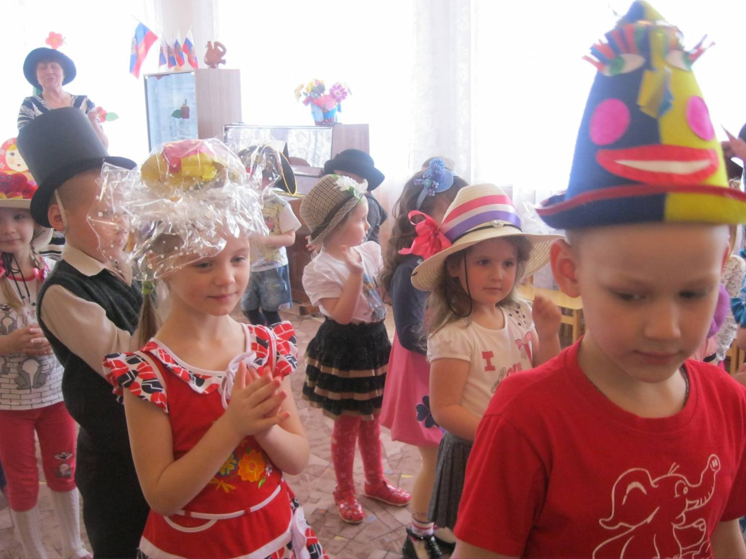 Первое апреля в садике. Шляпа на день смеха в детском саду. Праздник шляп в детском саду. Конкурс шляп в детском саду. Шляпка для ребенка на праздник.