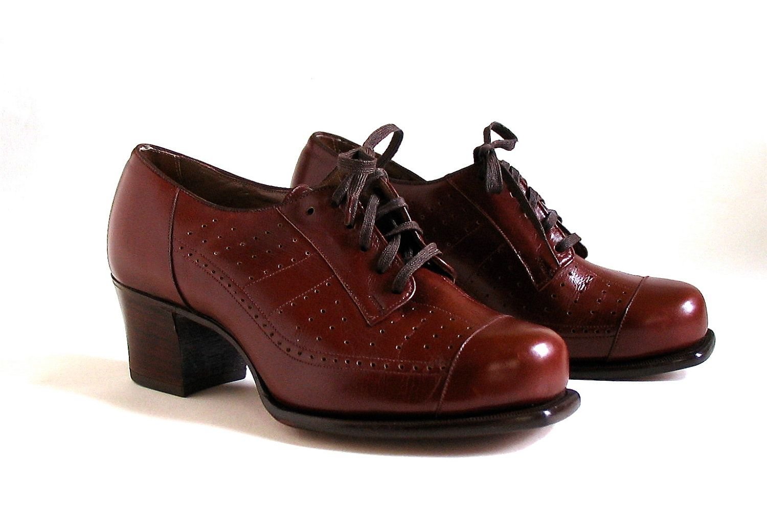 Туфли на английском языке. Оксфорд шуз женская обувь. Обувь оксфорды 1940. Английская женская обувь. Винтажные туфли женские.