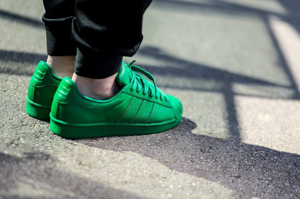 Сине зеленые кроссовки. Adidas Superstar зеленые. Adidas Superstar Supercolor Green. Adidas Superstar Green. Adidas Superstar салатовые.