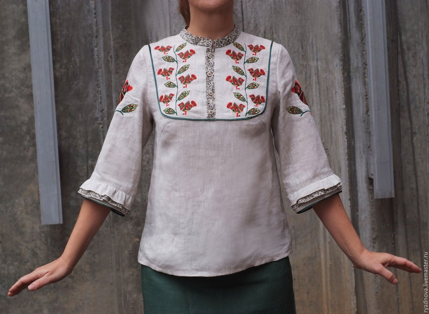 Русско народная блузка. Блузка с вышивкой. Блузы в народном стиле. Льняные блузки в народном стиле. Блузка в фольклорном стиле.