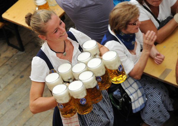 Немецкие официантки с пивом