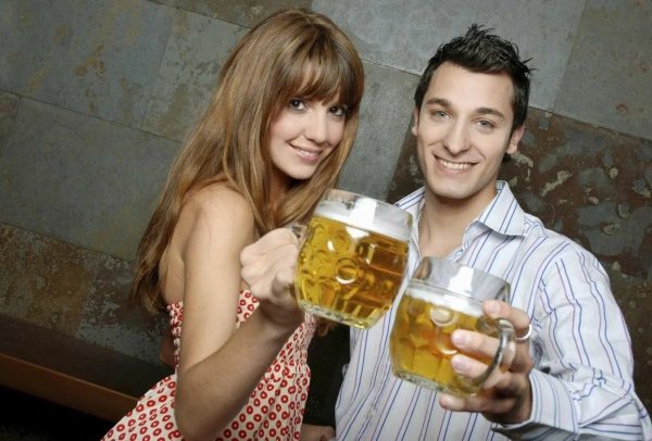 Парень и девушка с пивом