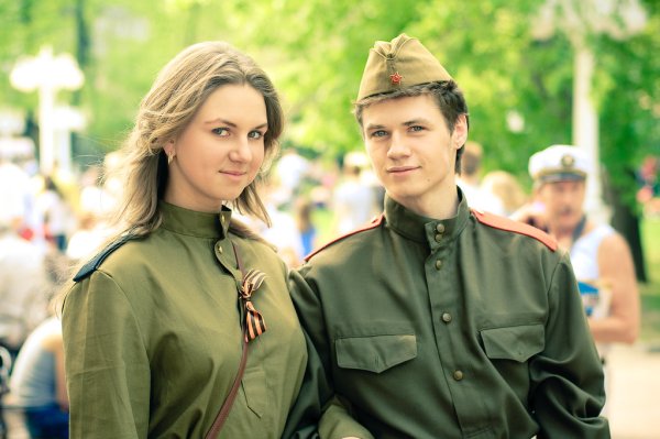 Парень и девушка в военной форме