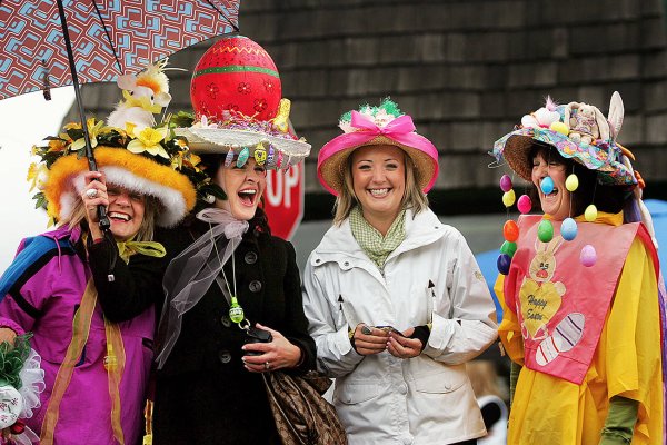 Парад пасхальных шляпок в Англии