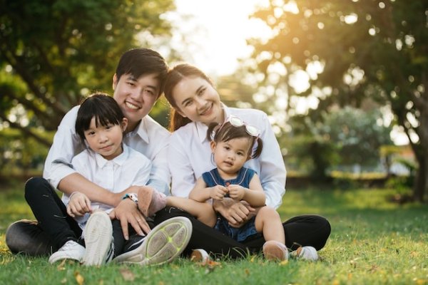 Счастливая семья азиаты