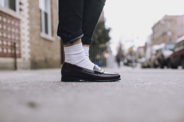 Белые носки с ботинками