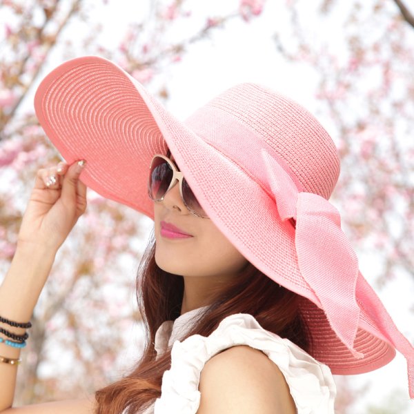 Розовая шляпка летняя