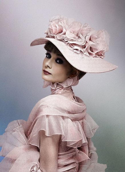 Одри Хепберн в шляпе с вуалью
