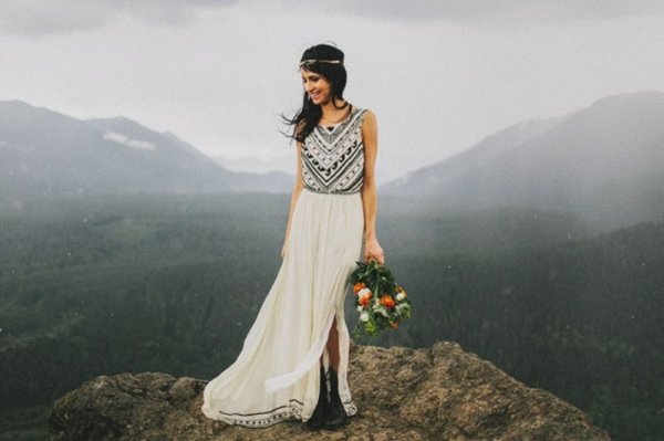 Свадебное платье бохо в горах