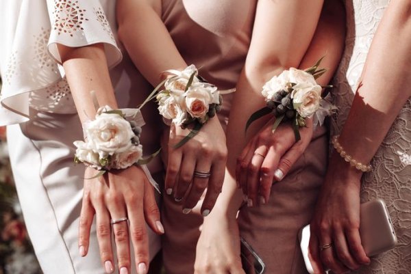 Браслет из цветов на руку для подружек невесты в стиле бохо