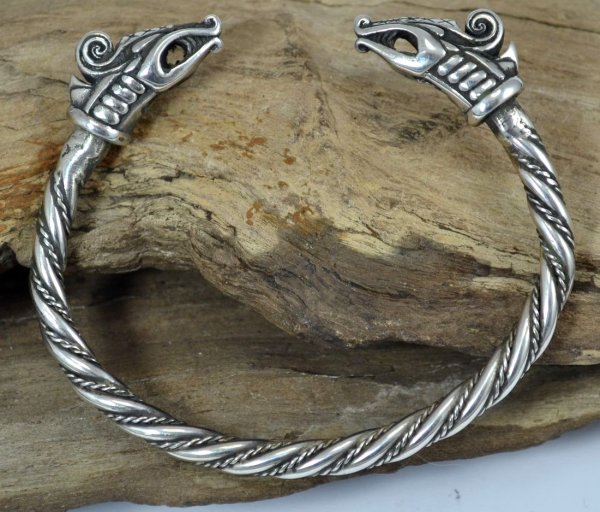 Серебряные браслеты в стиле викингов
