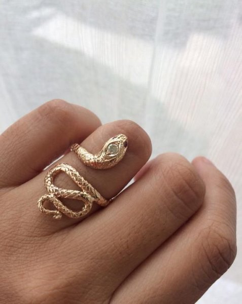 Кольцо в виде змеи золотое