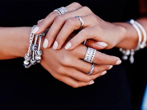 Серебряные кольца на руке