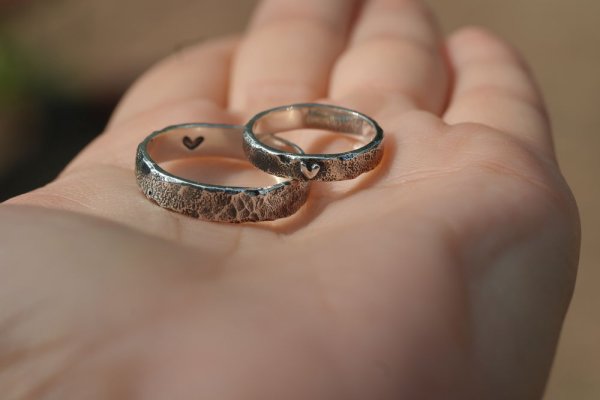 Необычные обручальные кольца парные