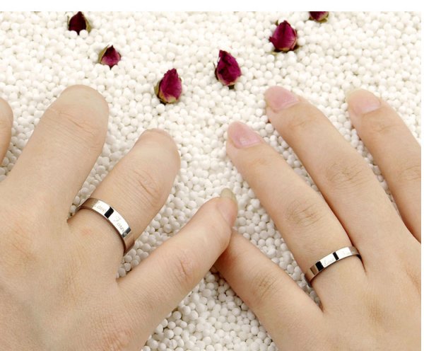 Плоское обручальное кольцо на пальце