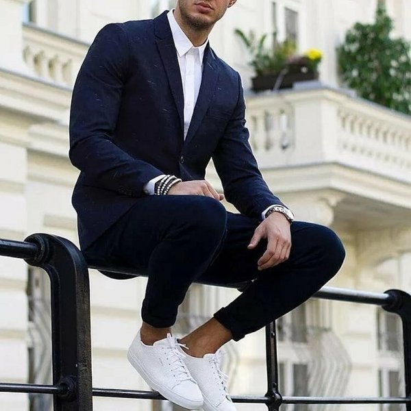 Мужской костюм с белыми кроссовками
