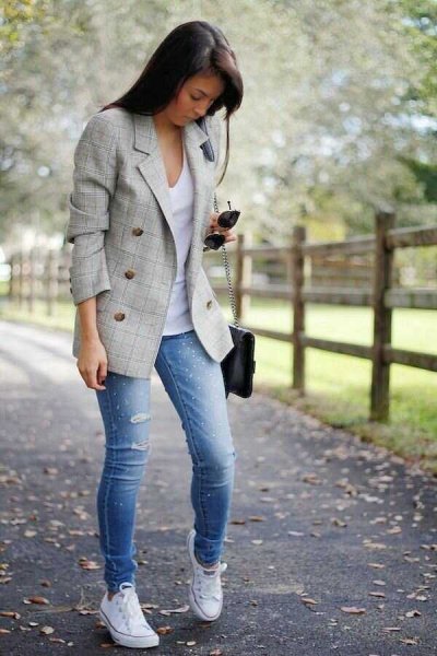 Серый пиджак с джинсами женский