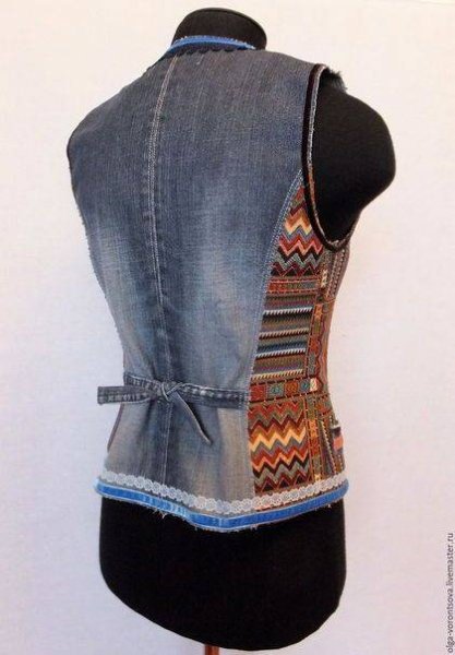 Женский джинсовый жилет в стиле пэчворк