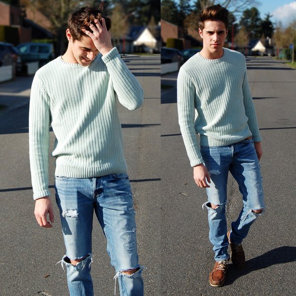 Парни в джинсах и заправленном свитере