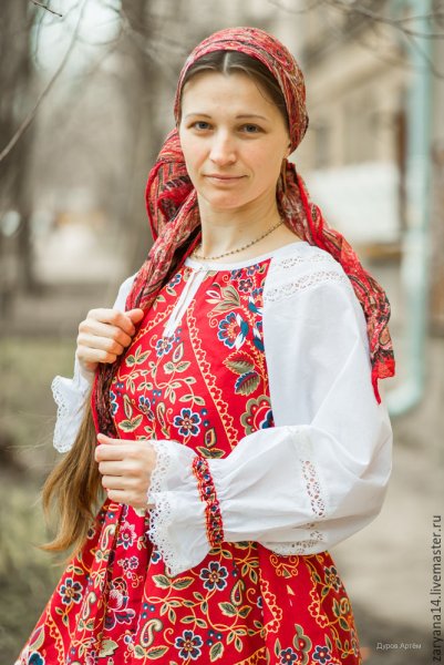 Русская девушка в национальном костюме