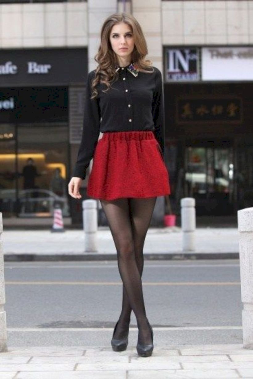Юбка чулки рубашка. Девушка в черной юбке. Красная мини юбка. Девушка в красной юбке. Красно черная юбка.