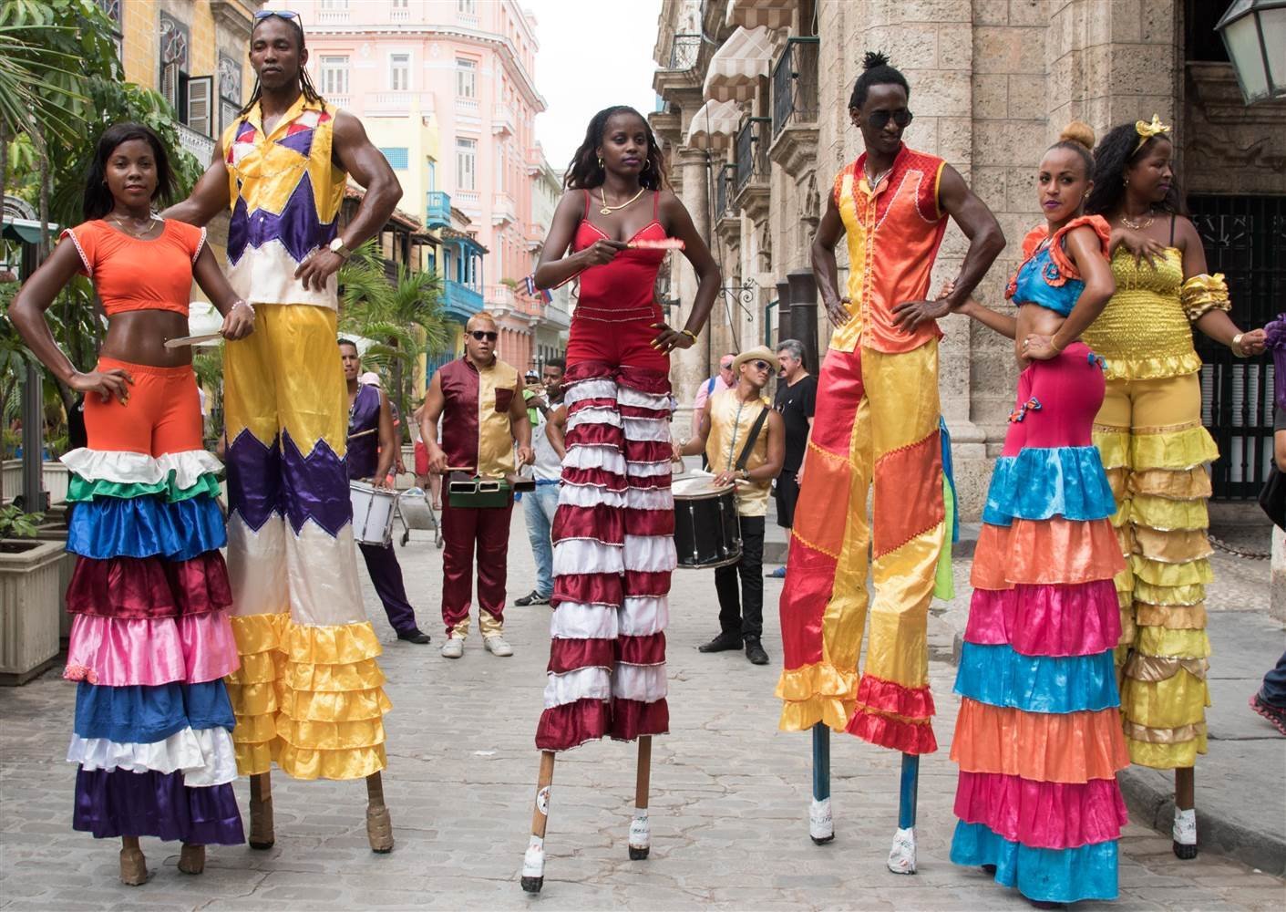 Кубинские названия. Куба и кубинцы. Национальный костюм Гаити. Ямайка Национальная одежда. Кубинский национальный костюм женский.