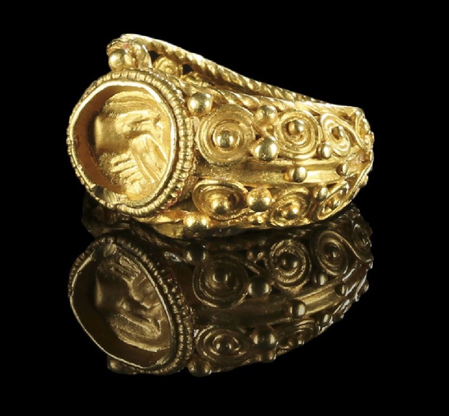 Золото в древности. Ювелирка кольца древний Рим. Перстни 17 века золотые. Старинные украшения. Старинное золото.
