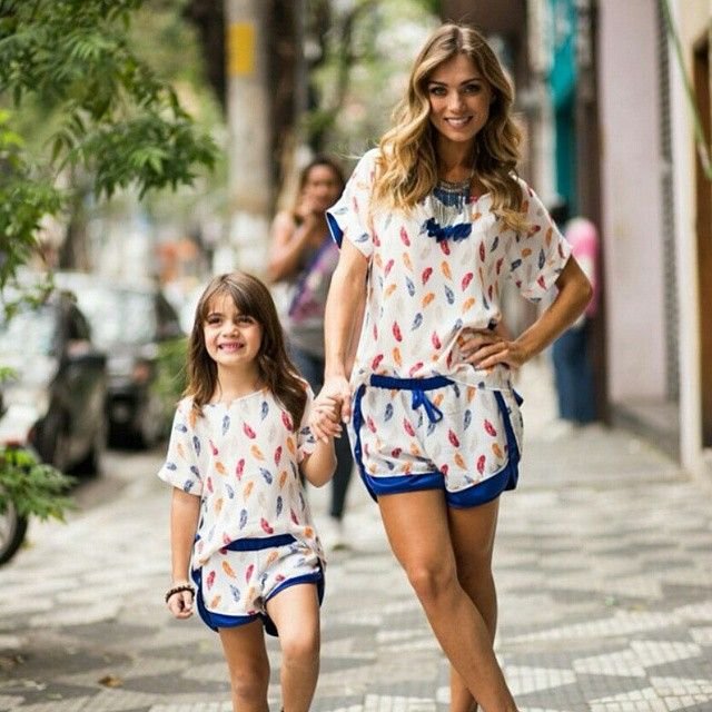 В дочь в шортах. Пляжный Фэмили лук. Летнее образ мама с дочкой. Пижама мама и дочка. Пляжная одежда Фэмили лук.