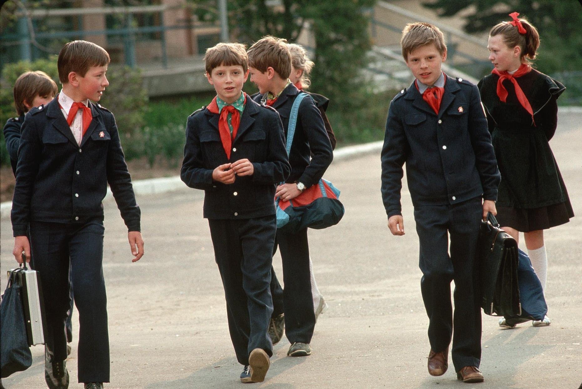 Программа школы для мальчиков. Школьная форма мальчиков СССР 80е. Школьная форма CCCР. Советская Школьная форма для мальчиков. Школьная форма СССР для мальчиков.
