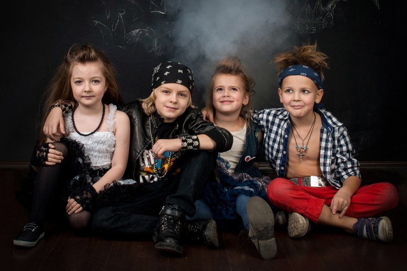 Группа детки. Дети рокеры. Детская вечеринка в стиле рок. Ребенок панк. Рокерская вечеринка для детей.