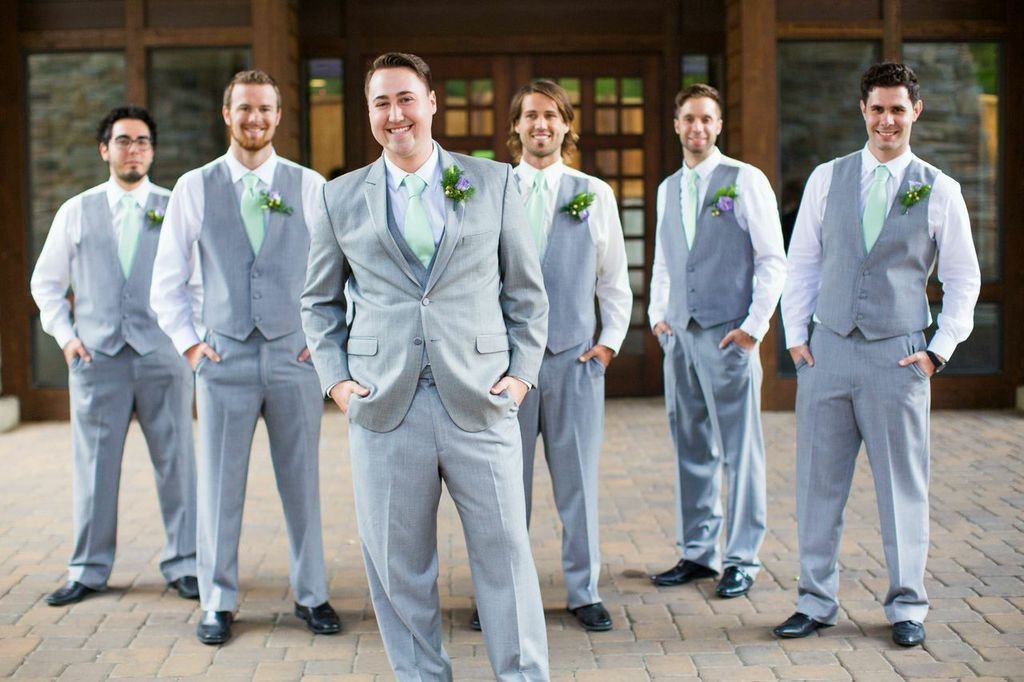 Костюм друга. Костюм жениха. Одежда жениха на свадьбу. Мужской свадебный образ. Серый костюм на свадьбу.