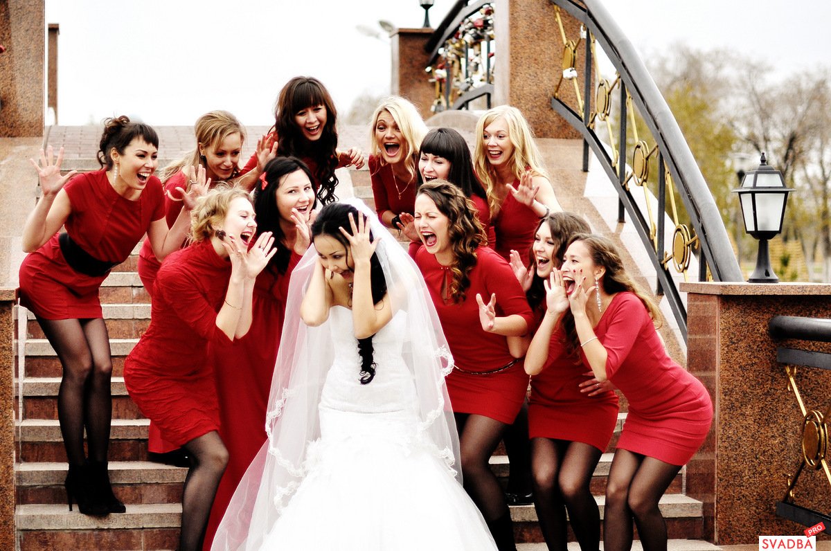 Подружки невесты. Фотосессия с подружками невесты. Девишник в Красном стиле. Несколько девушек в свадебных платьях. После девичника