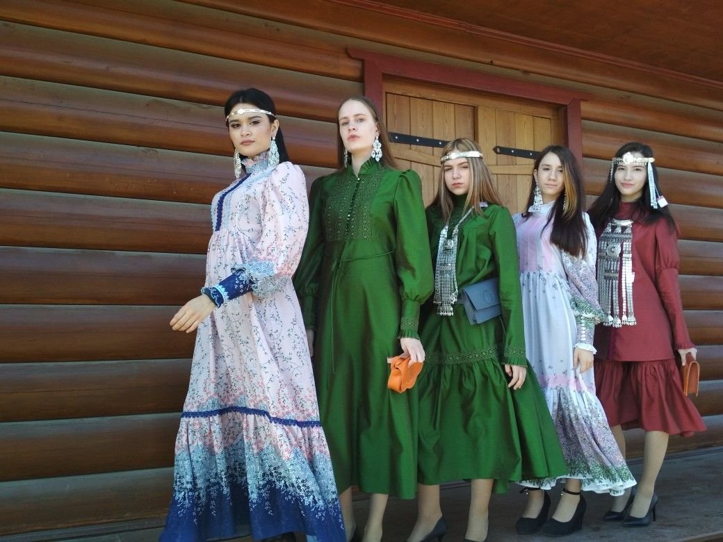 Якутский стиль. Сахалыы халадаай платье. Стилизованное Якутское платье. Платья в якутском стиле. Современные якутские платья.