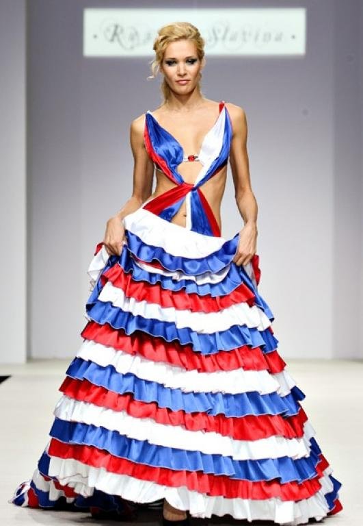 Платье красно синее белое. Красно синее платье. Платье Триколор. Платье в стиле российского флага. Костюм в стиле Триколор.