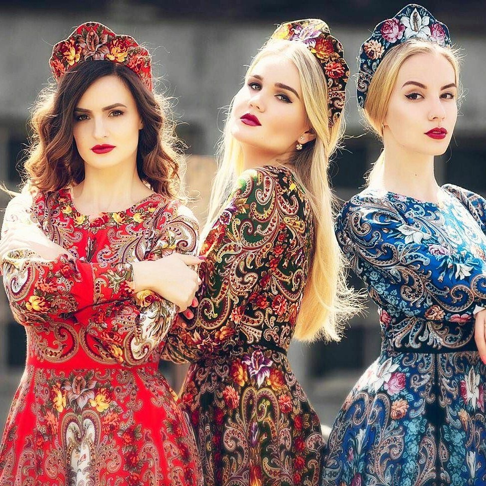 Современное народное платье. Стиль а ля рюс. Русский стиль в одежде. Платье стилизованное в русском стиле.