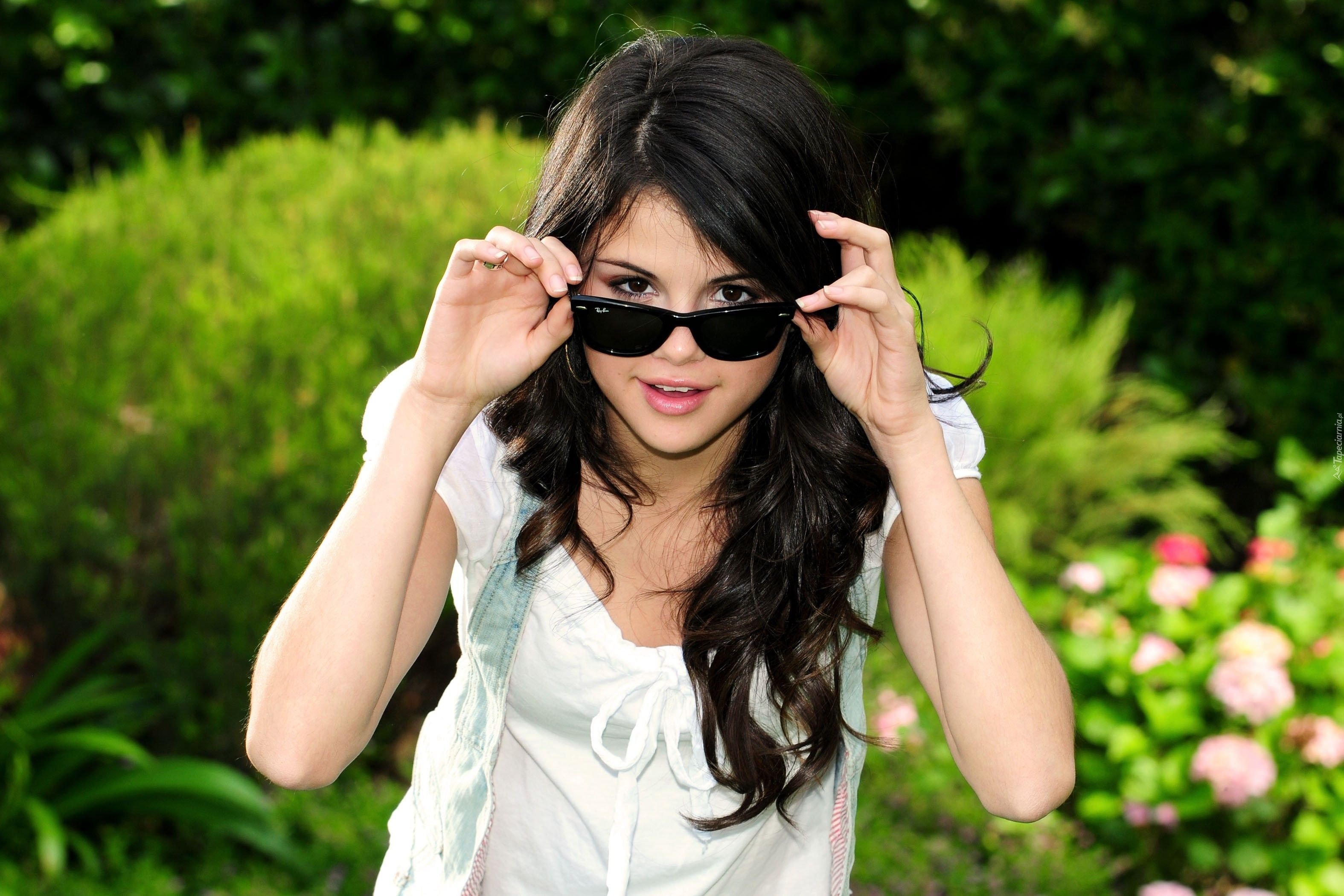 Молодые веселые девушки. Selena Gomez в очках.