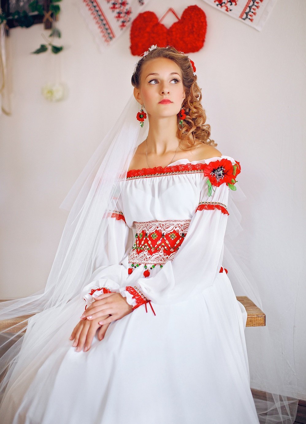 Колоритные свадебные платья в украинском стиле