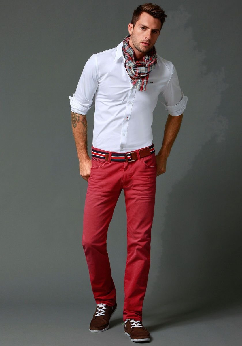Красная мужская форма. Стильная мужская одежда. Парень в яркой одежде. Стильная мужская одежда на лето. Стильные Наряды для мужчин.