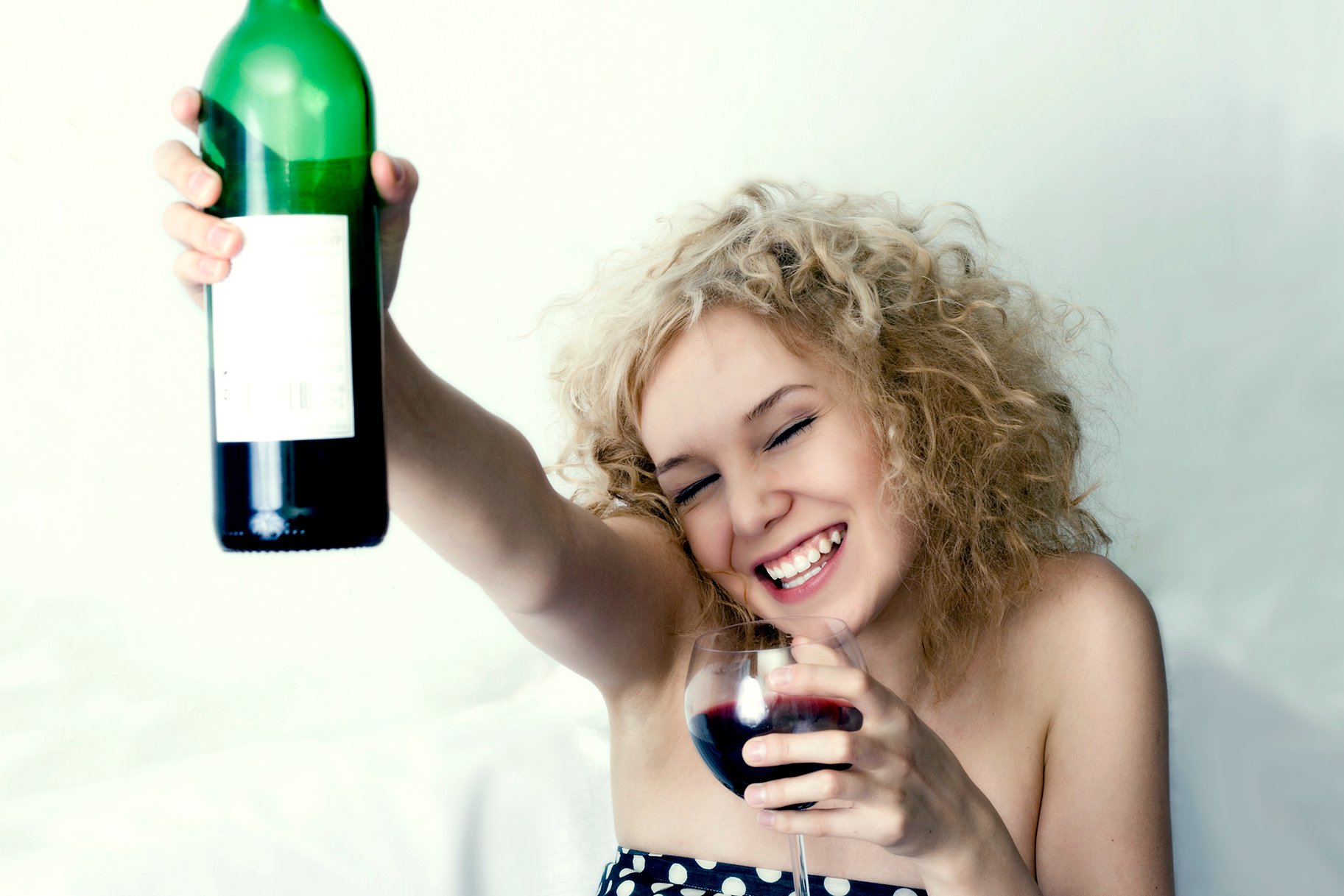 Видеть пьяную женщину. Пьющие девушки. Выпивающая женщина. Женщина с бутылкой вина. Женщина и алкоголь.