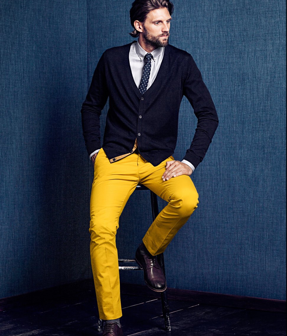 Желтые штаны мужские. Стильный парень в желтом. Желтые брюки мужские. Мужчина в желтом. Желтый костюм мужской.