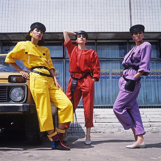 Направление в японской моде 1990. Стиль 90х одежда. Костюм 90-х годов женский. Мода в стиле 90-х. Одежда в стиле 90-х годов.