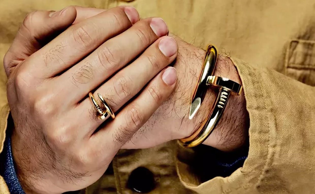 Мужчинам нельзя носить золото. Cartier juste un Clou кольцо. Кольцо Картье гвоздь золото. Золотое кольцо гвоздь Картье. Мужской Картиер гвоздь Картье.