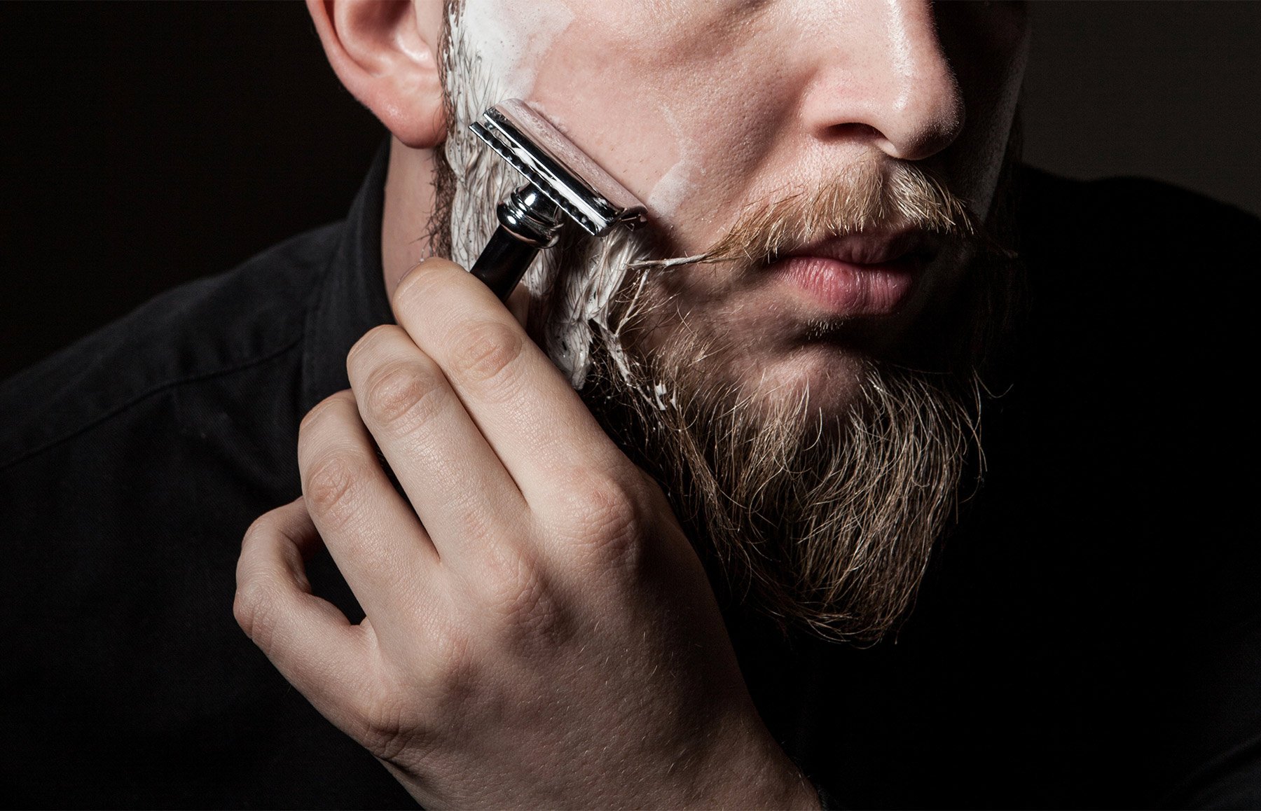 Мужчина бреет бороду. Мужчина бреется. Мужик с бритвой. Бритва для бороды барбершоп. Опаска для бритья.