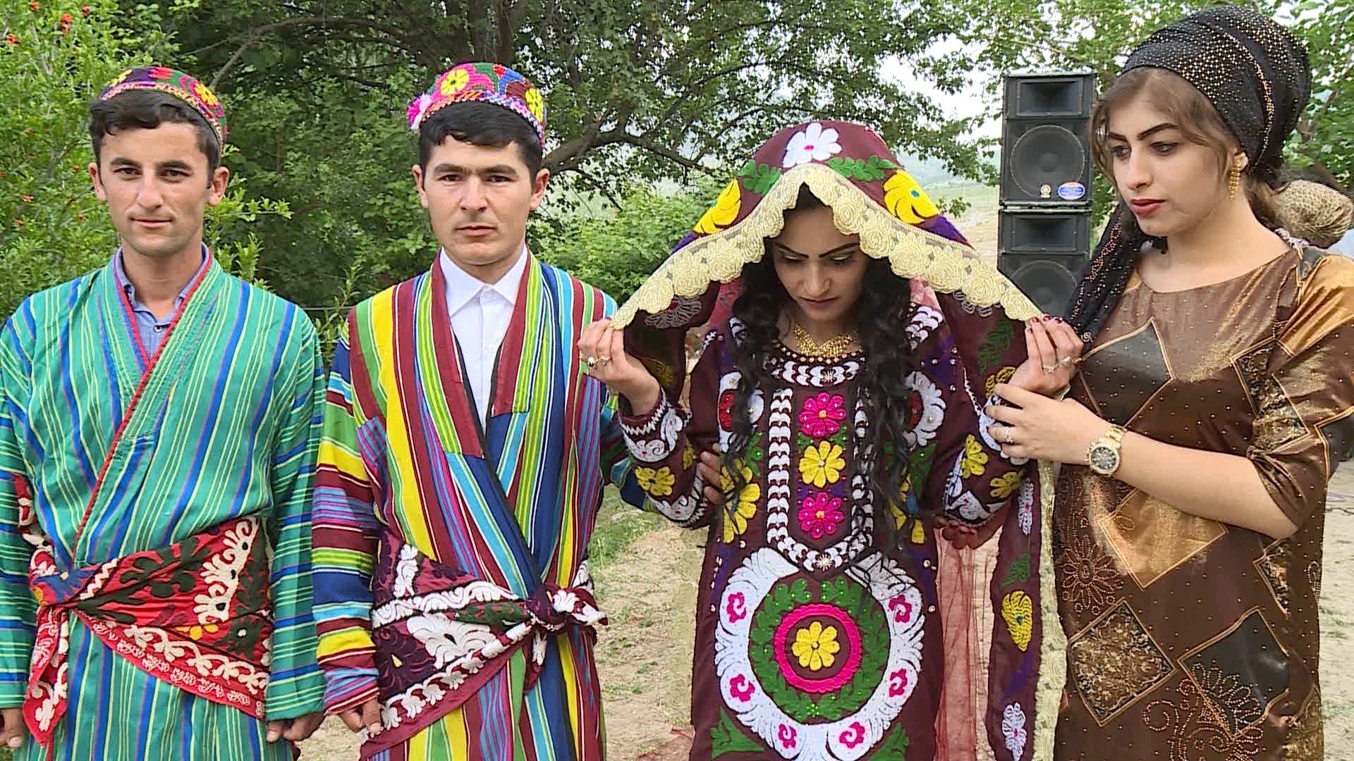 Программа история таджикского народа. Таджикский национальный костюм Джома. Национальные костюмы народов Таджикистана. Национальная одежда Таджикистана чапан. Национальная одежда памирские Таджикистана.