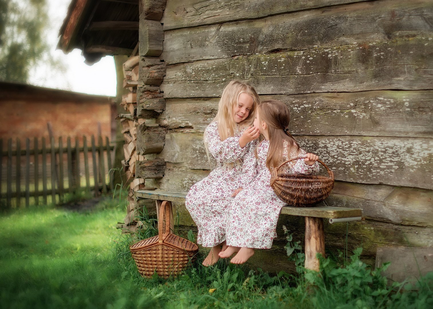 Эта простота деревенской жизни. Девочка в деревне. Фотосессия в деревенском стиле. Фотосессия в стиле деревня. Фотосет в деревне.