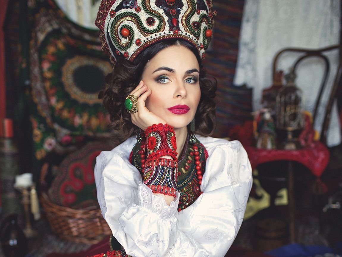 Шелягова в кокошнике. Русско народный макияж