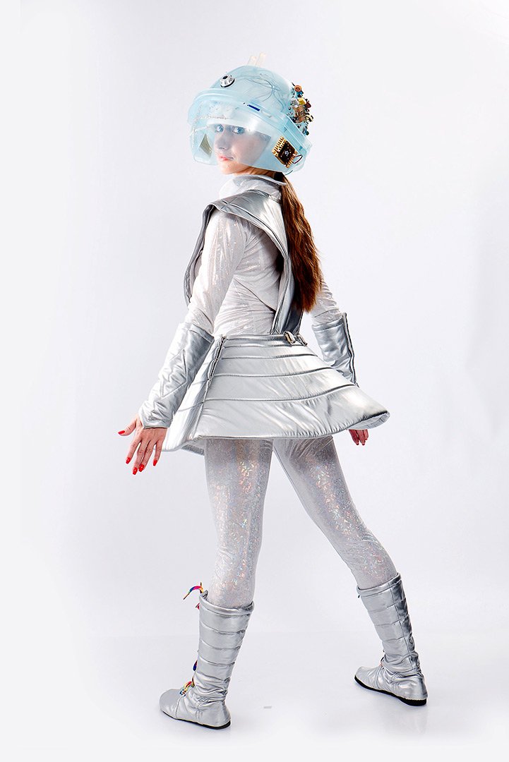 Космический костюм для девочки. Костюм инопланетянки. Костюм космической девушки. Костьюм Инопланетяшки.